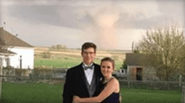 chicos se tomaron una foto frente a un tornado