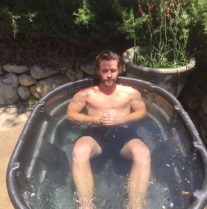 foto de Liam Hemsworth en traje de baño