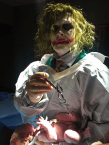 doctor atendió un parto disfrazado del Joker