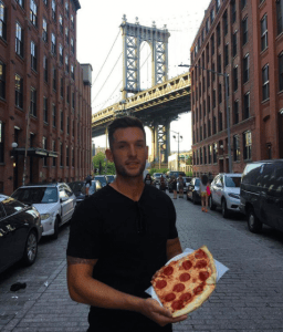 chico viaja por el mundo comiendo pizza