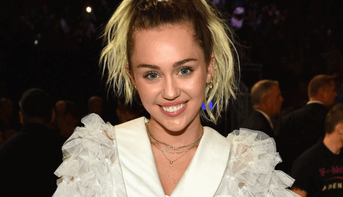Miley Cyrus golpeó a Jimmy Kimmel