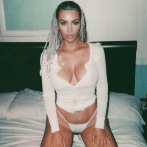 fotos de Kim Kardashian sin blusa 