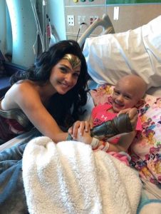 Wonder Woman visitó a niños enfermos 