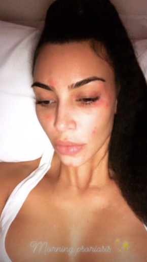 selfie de Kim Kardashian sin maquillaje