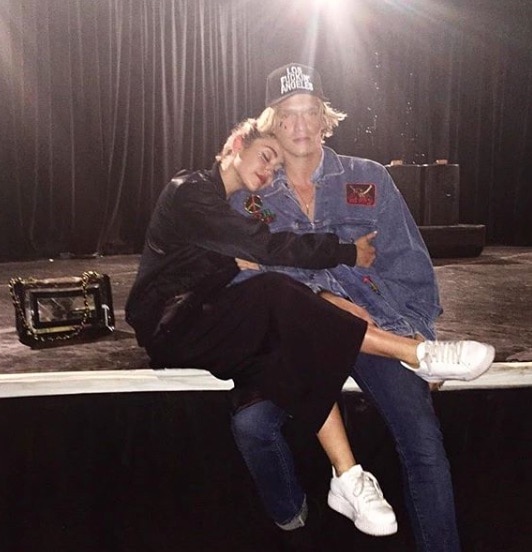 Miley Cyrus besó a Cody Simpson
