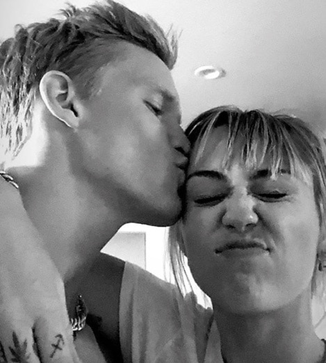 Miley Cyrus besó a Cody Simpson